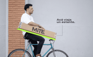 hombre andando en bici